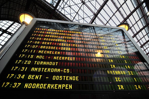 Typowa belgijska tablica z rozkładem jazdy pociągów