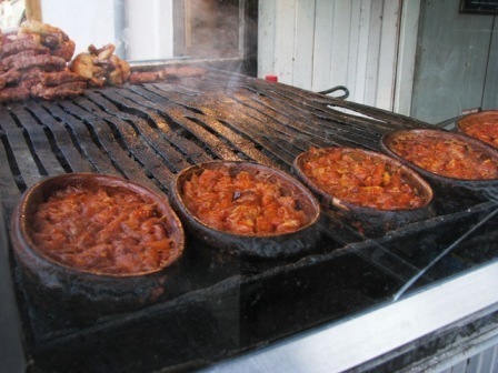 Tafcze-Gravcze - tradycyjna macedońska potrawa. Jedzona zazwyczaj w piątki i w okresie postu. Z dodatkiem kiełbasy lub czewapi (podłużnych kawałków mięsa mielonego) upieczonych na skaże (rodzaj rusztu) je sie także w inne dni.