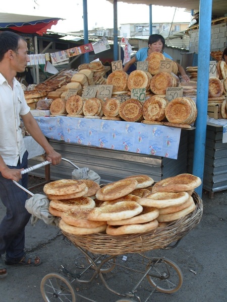 Chleb na targowisku w Szymkencie.