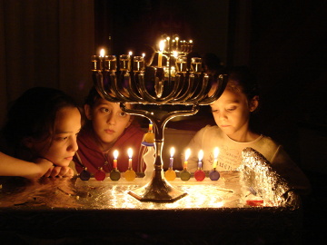 Dla niereligijnych Żydów Chanuka przybrała formę świeckiego święta, w którym na wzór Bożego Narodzenia, dzieciom daje się prezenty, w tym także gotówkę (jid. gelt) i słodycze (popularnym drobnym podarunkiem są czekoladki w kształcie monet). 