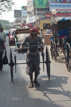 Rikszarz z Kalkuty. W całych Indiach zabroniono używania pieszych riksz. Wyjątkiem jest Kalkuta