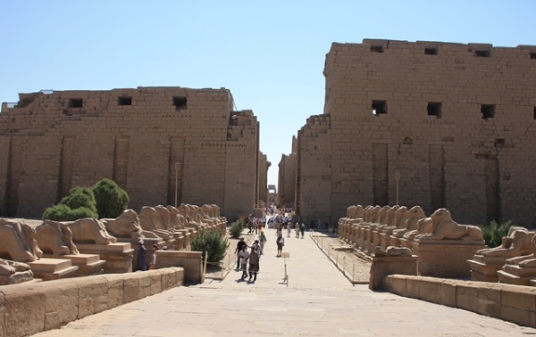 Aleja prowadząca do kompleksu świątyń w Karnaku