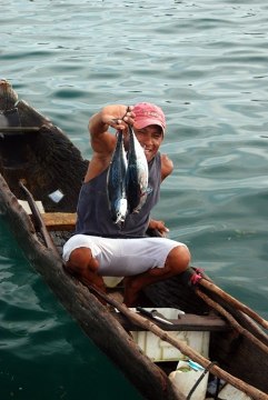 Fabian i jego zdobycz – świeże tuńczyki