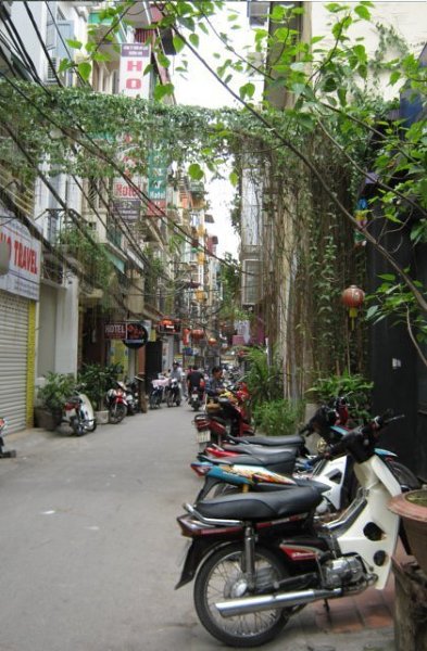 Na uliczkach Hanoi skutery zdają się pasować idealnie do otoczenia.