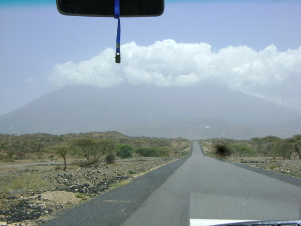 Kilimandżaro widziane po raz pierwszy w okolicach południa. Szczyt spowijają gęste chmury