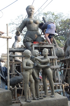 Gipsowo-cementowe rzeźby bóstw przed koloryzacją