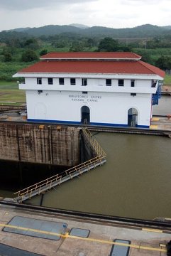 Kanał Panamski, przejście w Miraflores