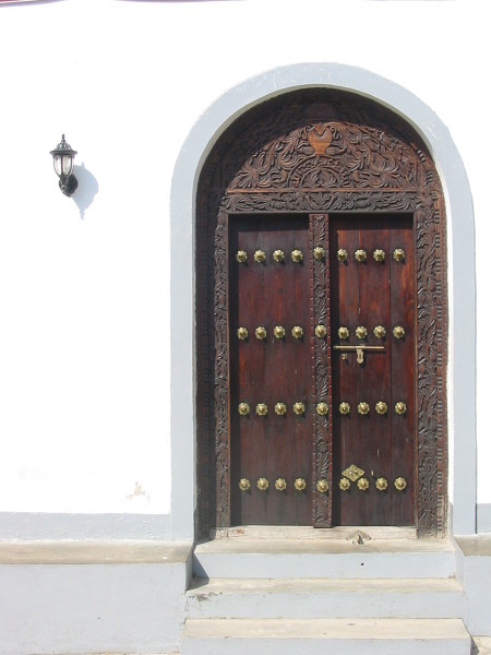 Rzeźbione drewniane drzwi wejściowe w Kamiennym Mieście - w przeszłości miały chronić przed atakami słoni