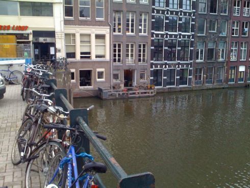 Amsterdam najlepiej zwiedzać na rowerze