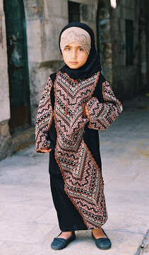 Palestyńska dziewczynka w tradycyjnym stroju.