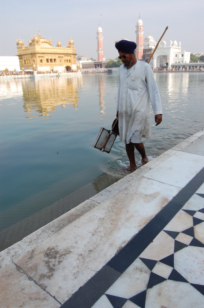 Ten sikh pilnuje porządku na terenie świątyni