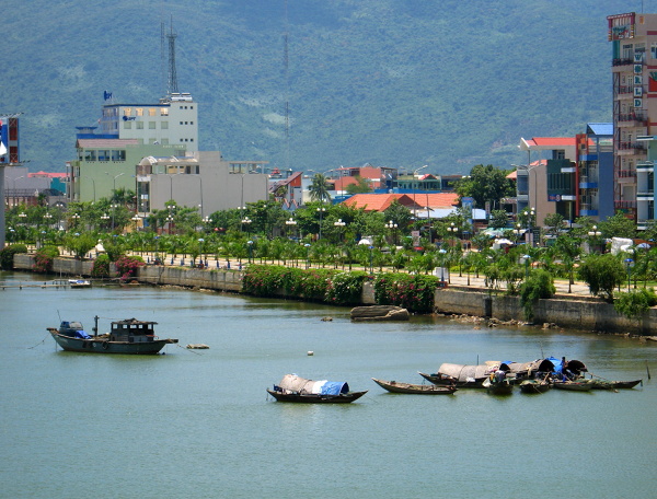 Đà Nẵng. Widok z mostu na rzekę.