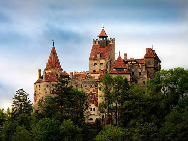 "Zamek Draculi" w Branie. Turystyczna atrakcja dla odwiedzających Transylwanię. Prawdziwy zamek Draculi znajduje się jednak w Tirgoviste.