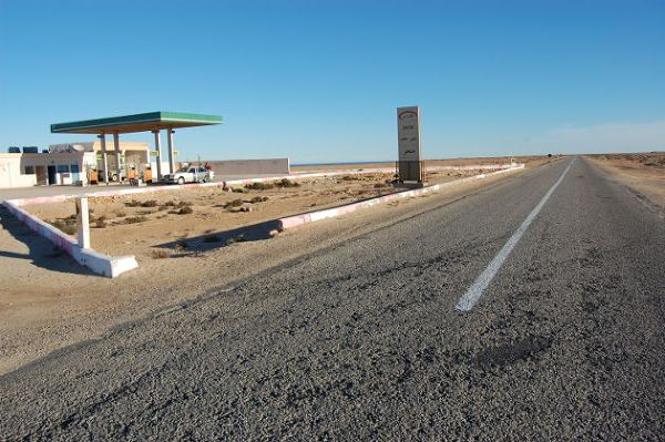 Sahara Zachodnia – na takiej drodze nie trudno o szybki i daleki przejazd autostopem