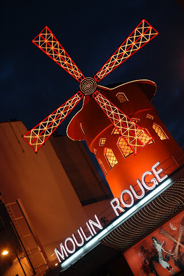 Paryż ma w sobie coś wyjątkowego – dla mnie – szczególnie na Montmartrze. Stare kamienice, wijące się pod górę brukowane uliczki zapadły mi w pamięci. Na skraju tej dzielnicy, już na "Pigalaku", stoi czerwony młyn osławionego kabaretu Moulin Rouge.