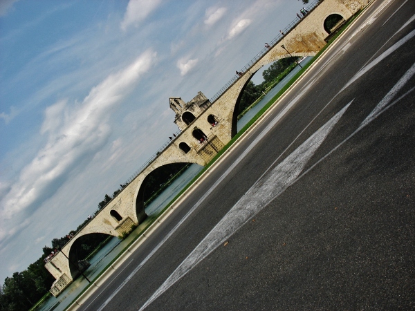 Słynny most St. Benezet opadający bezwiednie do Rodanu (Avinion)