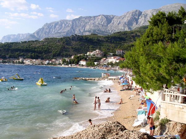 Plaża w Podgorze na Riwierze Makarskiej; miejscowości chętnie odwiedzanej przez turystów, których liczną reprezentację stanowią Polacy