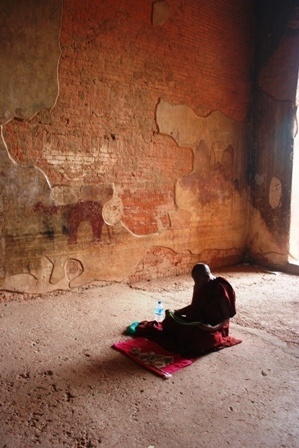 Mnich podczas modlitwy w Ananda Paya, Bagan.