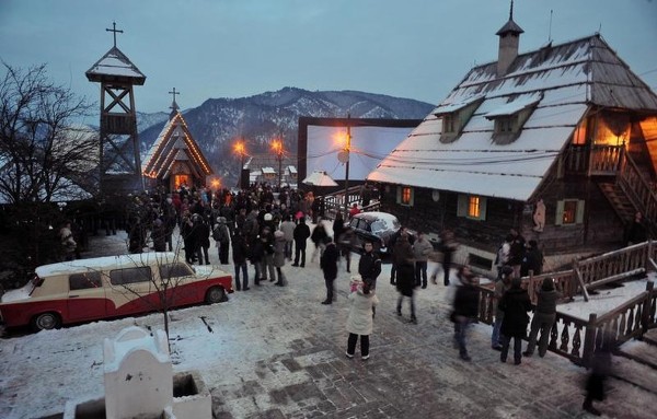 Po filmie "Życie jest cudem" Kusturica zbudował skansen Mecavnik niedaleko Mokrej Góry nawiązujący do filmu .