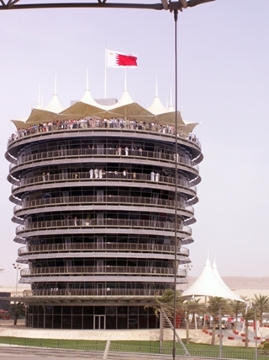 Bahrain International Circuit poza wyścigami Formuły 1 możemyrównież podziwiać samemu lub np. wybrać się tam aby pojeździćna gokartach.