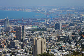  Hajfa - trzecie największe miasto w kraju pod względem powierzchni (63,7km²) i ludności.Znajduję się tutaj znany kurort nadmorski, któryjest głównym portem Morza Śródziemnego oraz przemysłowym i handlowym centrum północnego Izraela.
