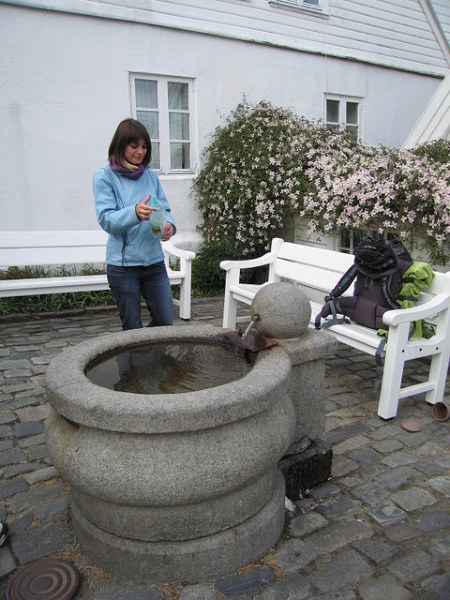 "Tankowanie" wody z kurka w Stavanger Gamle