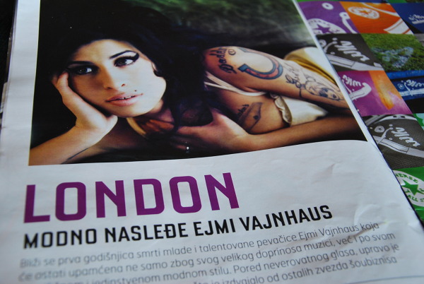 amerykańska piosenkarka w serbskiej gazecie, prezentuje się jakoś bardziej bałkańsko