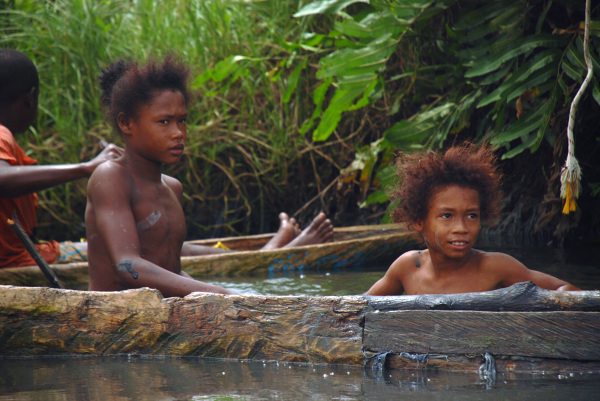 Dzieci ze slumsów bawią się w wodach zatoki Urabá.