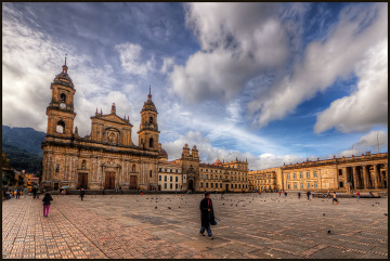 Plaza Bolivar, główny plac Bogoty, otaczają katedra, kongres, pałac sprawiedliwości i ratusz. Katedra zbudowana została w latach 1809-1823 w stylu neoklasycznym, w jej wnętrzu spoczywają doczesne szczątki Gonzalo Jiméneza de Quesady, konkwistadora, który w szesnastym wieku założył miasto.