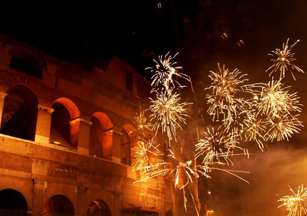 Sylwester w Rzymie, świętujący Nowy Rok zbierają się głównie przed Koloseum.