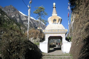 Wysoko w górach co rusz widać ślady buddyzmu. Im wyżej i dalej na północ, tym bardziej można odczuć pradawną więź tych terenów z Tybetem. Zabytkowa brama (kani) w Chame.fot. Doug Letterman http://www.flickr.com/photos/dougletterman/5256764811/ (CC BY 2.0)