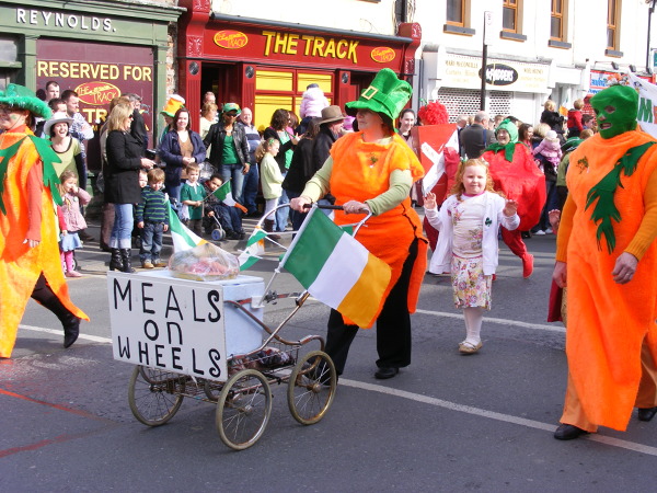 Parady są bardzo częstym zjawiskiem w Irlandii. Zdjęcie zrobione podczas lokalnej parady z okazji dnia Świętego Patryka. W uroczystościach biorą udział głównie dzieci, ale nie tylko. Jest to czas zabawy i powszechnej wesołości. 