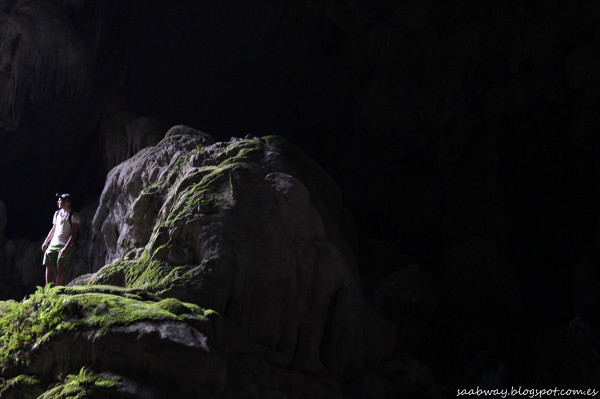 Jaskinia Poukham - bez latarki i porządnych butów daleko nie zawędrujesz. 