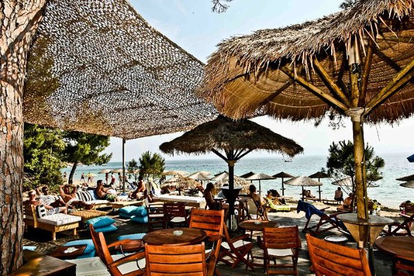 Bar Porto Paradiso na imprezowej plaży Vromolimnos