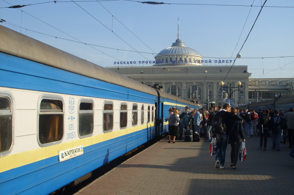 Pociąg kolei ukraińskiej wjeżdża o poranku do Odessy.