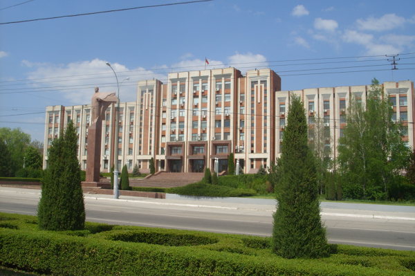 Siedziba władz w stolicy Naddniestrza Tyraspolu. Przed budynkiem wysoki pomnik Lenina.