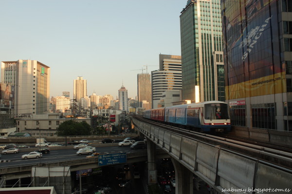 Nowoczesne oblicze Bangkoku i metro mknące kilkanaście metrów nad ziemią. 