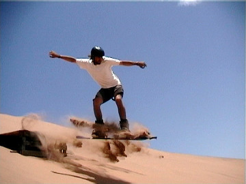 Ślizgiem przez pustynię, czyli sandboarding i sand skiing