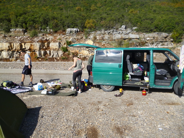 Cichym bohaterem naszej podróży był nasz zielony bus. Na zdjęciu biwak na granicy albańskiej.