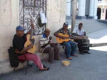 Panowie grajkowie na ulicy Santiago de Cuba