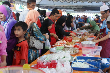 Bazar podczas Ramadanu - tuż przed zachodem Słońca trwa gorączka zakupów