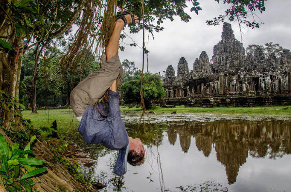 Michał Piec w osobliwy sposób zerka na świątynię Angkor Wat