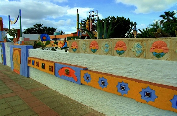 Malownicze ogrodzenia domów w Corralejo, Fuerteventura