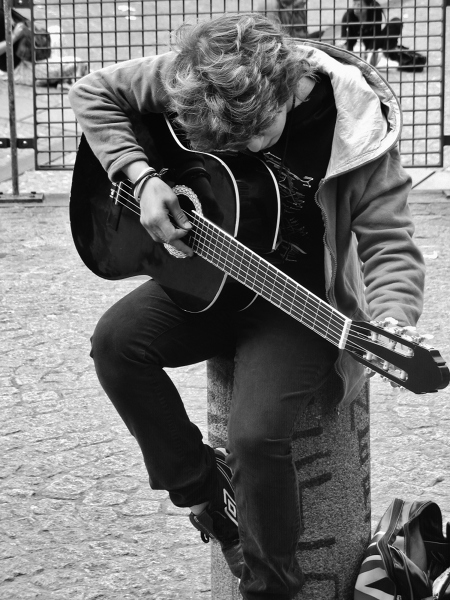 Uliczny gitarzysta (Paryż- Centrum Pompidou)