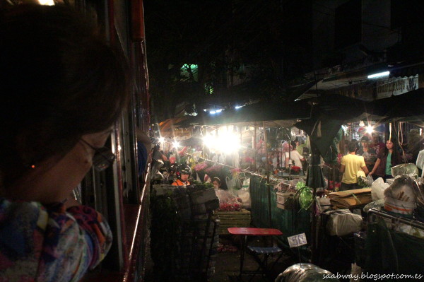 Nocna podróż ulicami starego Bangkoku. "Zabierz stragan, autobus jedzie!"
