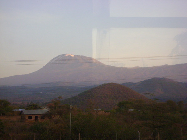 Kilimandżaro o świcie widziane z okna autokaru.