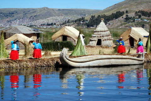 Surrealistyczny świat Indian żyjących wokół Jeziora Titicaca