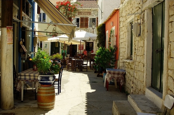 Korfu, jedna z uliczek, na których bez problemu można znaleźć zaciszną restauracyjkę