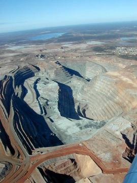 A tak Superpit wygląda z lotu ptaka. U góry po prawej widać dla porównania część miejskich zabudowań. To największa kopalnia odkrywkowa w Australii.