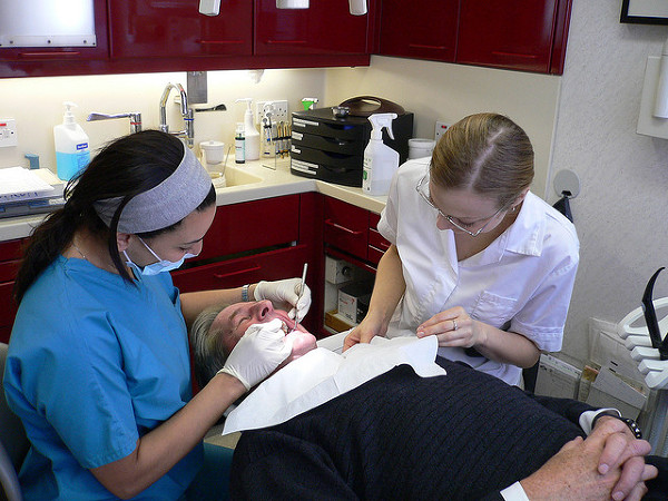 Przed południem zwiedzanie, a wizyta u stomatologa po południu-to przykładowy plan dnia turysty stomatologicznego.